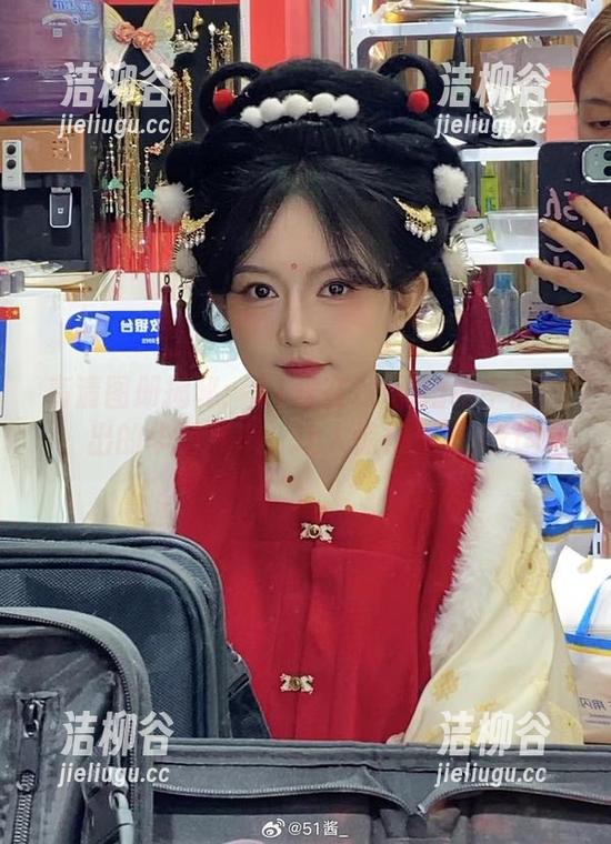 51酱 高清图册揭秘:51酱在2B黑婚纱中展现出的华丽气质,让人惊艳不已.txt