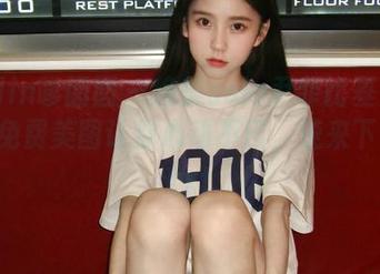 Feilin嗲囡囡 - 绝美solo尹菲比基尼写真，免费美图让你心动不已，速来下载！.txt