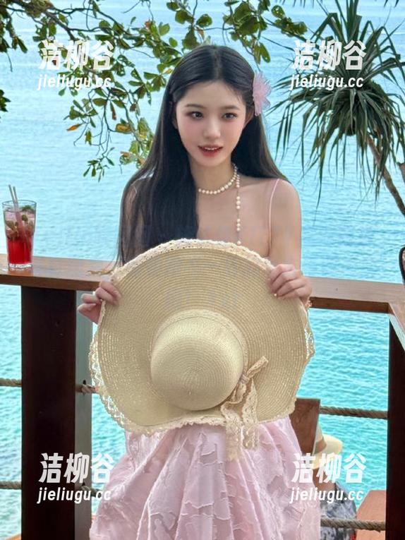 Feilin嗲囡囡 - 施忆佳KITTY高清眼镜写真图集，感受她不一样的复古与时尚交融！.txt