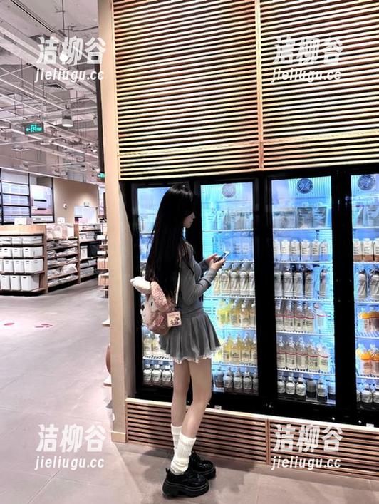 Feilin嗲囡囡 - 施忆佳KITTY的睡衣秘密：绝美写真集资源，让你领略不一样的风情！.txt