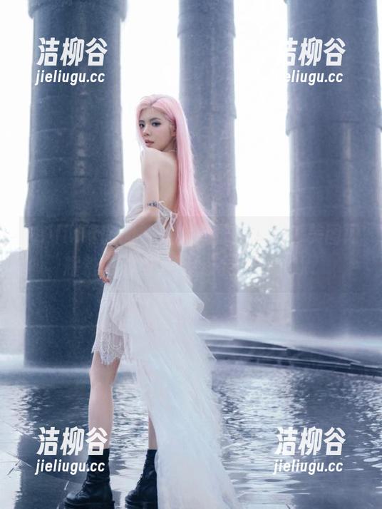 Feilin嗲囡囡 - 江念鱼最新私拍，美图闪耀粉色浪漫，尽显青春气息.txt
