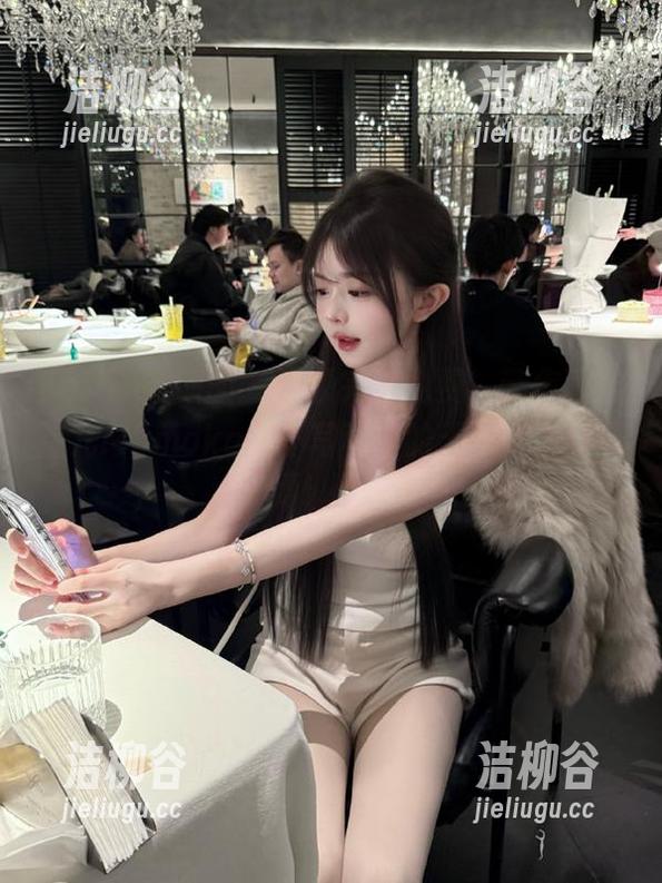 Feilin嗲囡囡 - 资源完全免费，带你直击芷儿Momoko女仆写真中的无限魅力与风情！.txt
