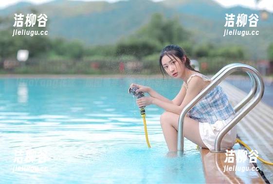 HuaYang花漾 - 原图畅享：余馨妍泳装魅力写真，分享她的绝美瞬间.txt