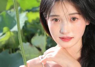 HuaYang花漾 - 教室氛围下的小海臀Rena：写真壁纸展现独特视角与梦幻色彩！.txt