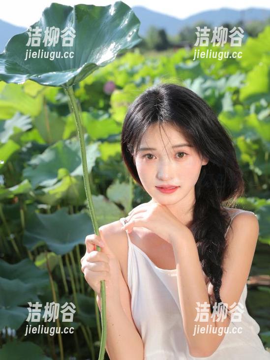 HuaYang花漾 - 教室氛围下的小海臀Rena：写真壁纸展现独特视角与梦幻色彩！.txt