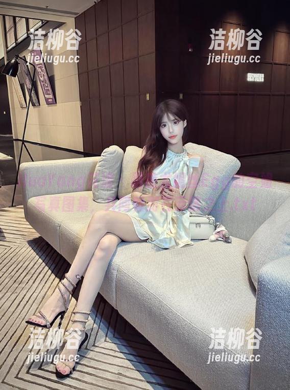 HuaYang花漾 - 跟随尤妮丝Egg的空姐写真图集，共同畅游在云端之上.txt