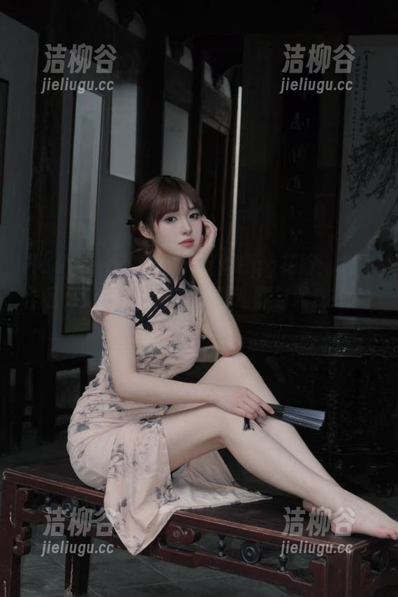 HuaYang花漾 - 尤妮丝Egg花嫁：每周作品更新，带你看花嫁的甜蜜与调皮！.txt