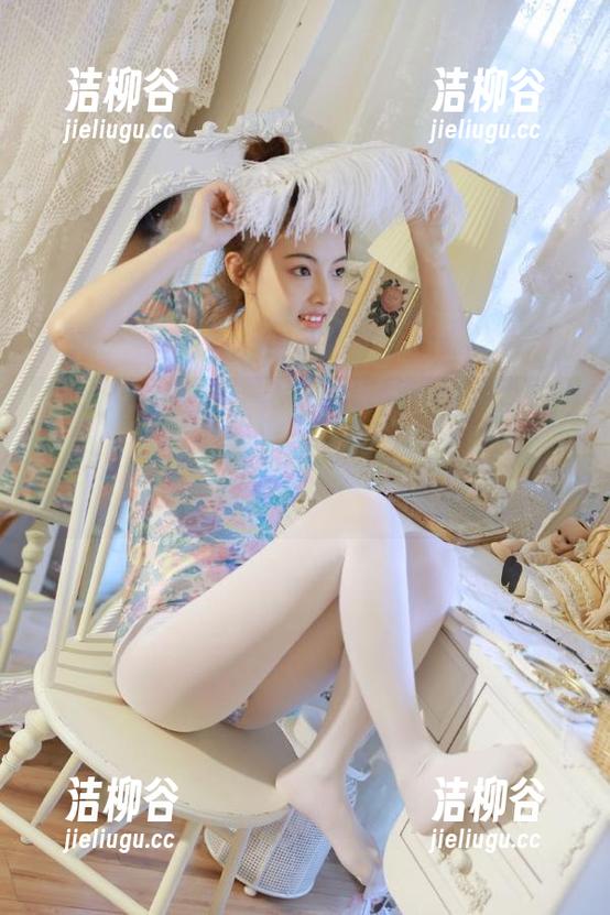 HuaYang花漾 - 走进赵惟依coco的纯白世界：最新写真作品图片带你感受清新气息.txt