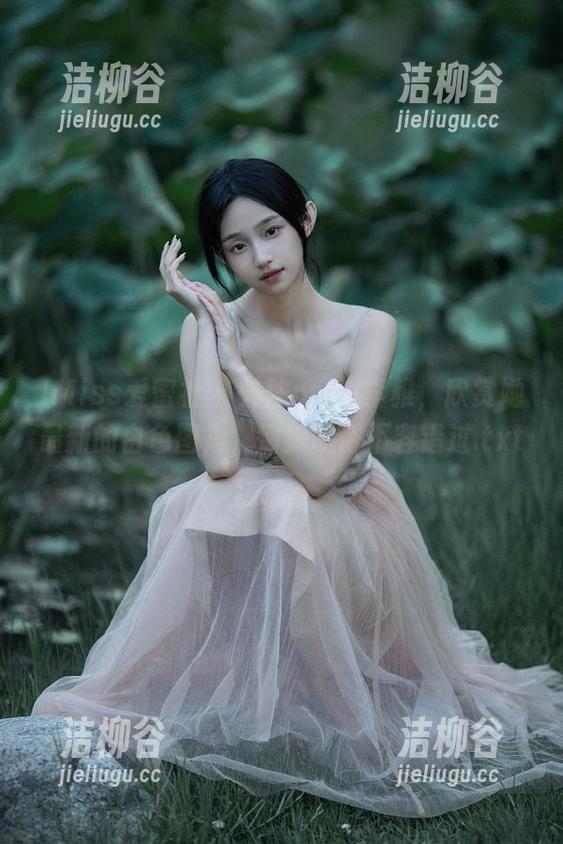 IMiss爱蜜社 - 关注nova李雅，欣赏她最新的白色图集，清新脱俗不容错过.txt