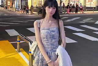 在网盘中感受喵糖映画：绿民俗JK写真，让每一帧都诉说动人故事！.txt