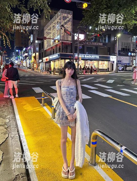 在网盘中感受喵糖映画：绿民俗JK写真，让每一帧都诉说动人故事！.txt