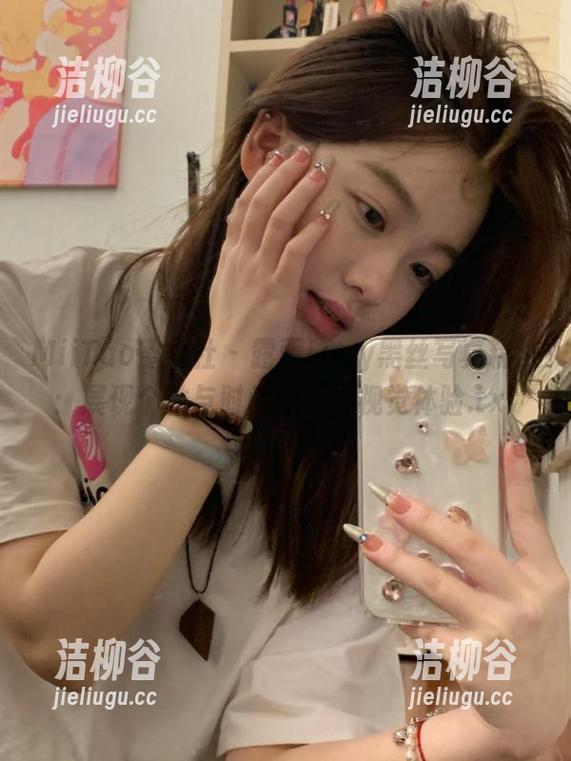 MiiTao蜜桃社 - 露西Lucy黑丝写真精选：展现个性与时尚的多维视觉体验.txt