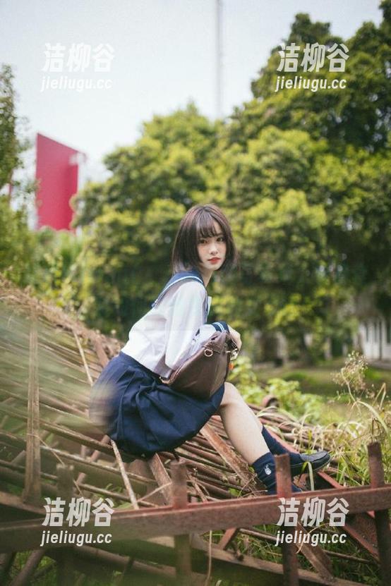 跟着Mimmi(밈미)的高清写真集，看看套装如何让她变成仙女.txt