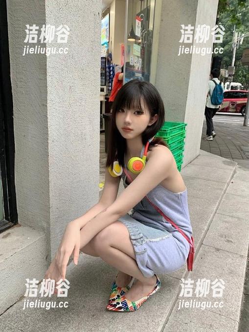 MintYe薄荷叶 - Sukki的校服私房摄影作品，捕捉每一个纯真的瞬间，勾勒出校园生活的甜美回忆。.txt
