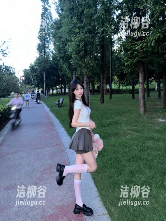 MintYe薄荷叶 - 私拍与自然的交融，何梦兮Stacy户外写真合集大公开.txt