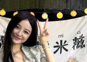 MissWarmJ独特视角，定制旗袍图集展现个性风采.txt