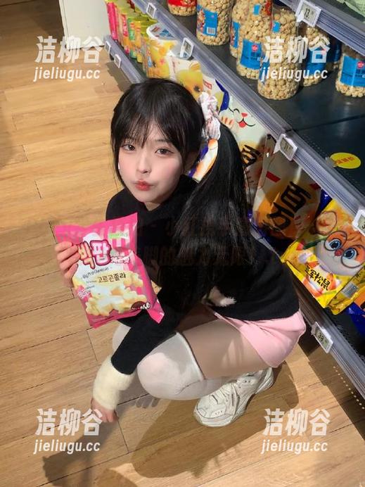 Pary学生模拍 - 小红携手高清图库，展现37码美脚的魅力无限！.txt