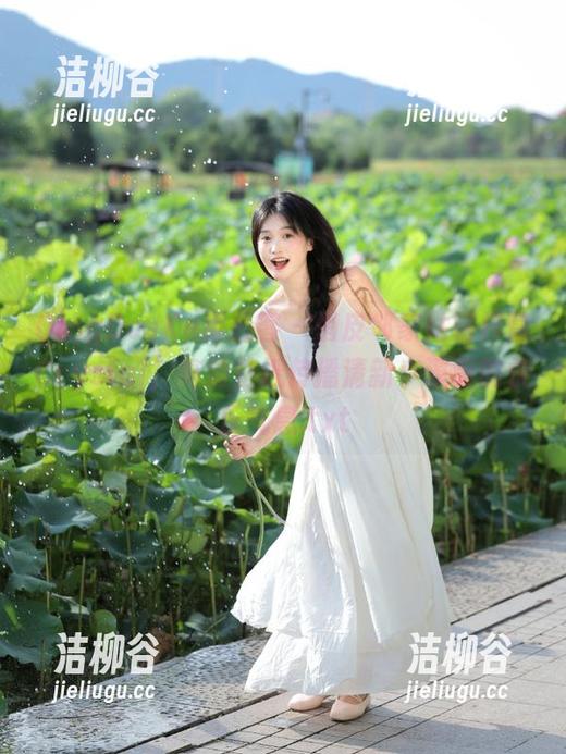 QingDouKe青豆客 - 俏皮邻家姑娘梓萱Crystal，高清壁纸传播清新小溪旁的快乐气息.txt