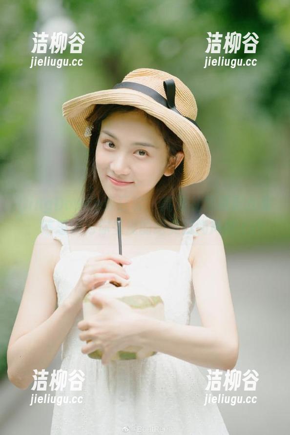 QingDouKe青豆客 - 高清礼服摄影合集：陈思琪为你呈现的绝美时尚风格.txt