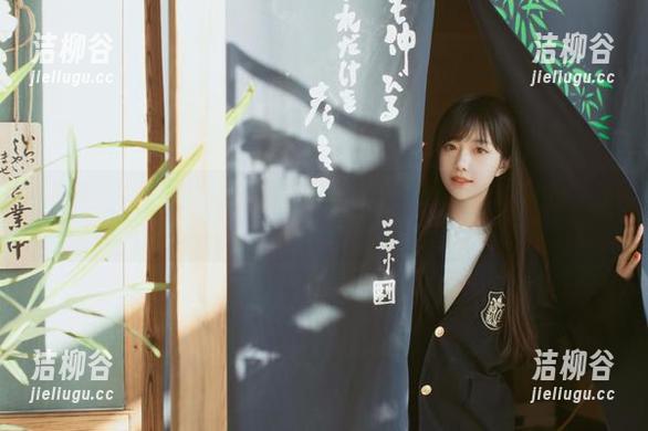 走进Shika小鹿鹿的护士私房写真世界，感受温暖美图的魔力.txt