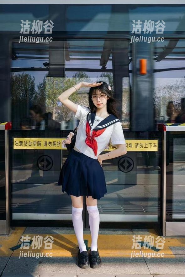 微密圈 - Sia不吃鱼裸足写真合集：在无圣光的掩映中，展现每个细节的灵动之美！.txt