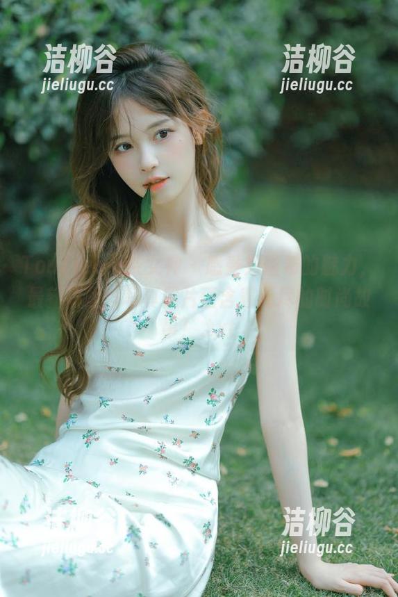 TouTiao头条女神 - 感受刘瑾希的魅力，最新裤里丝写真照片蕴含着无尽的时尚故事！.txt