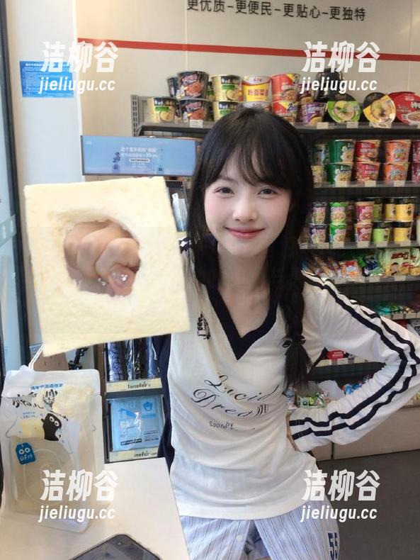 TouTiao头条女神 - 高清图包呈现：刘瑾希甜心写真，记录她的美丽与青春岁月.txt