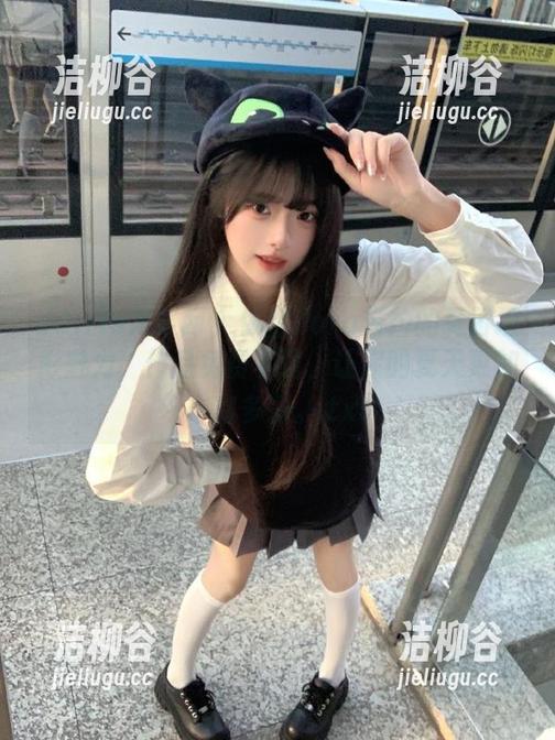 UGirls尤果网 - 体验Zora若拉的夏日摄影魅力，作品免费下载，让你的夏天更加丰富多彩。.txt