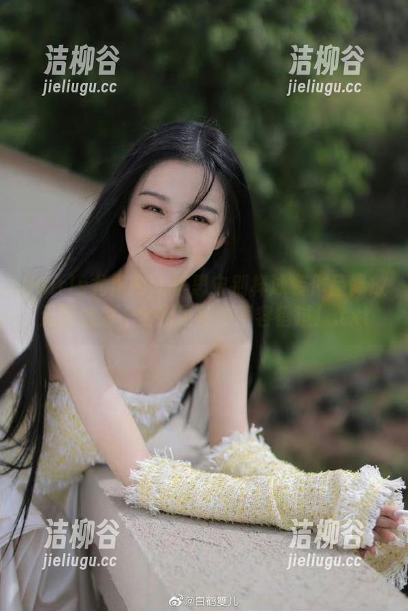 UGirls尤果网 - 李思宁别样泳装作品释放无限魅力，全面更新中不容错过！.txt