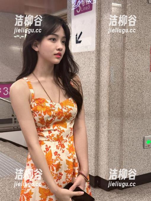 UGirls尤果网 - 许文婷灰丝最新套图，时尚与幽默的完美结合，笑到停不下来！.txt