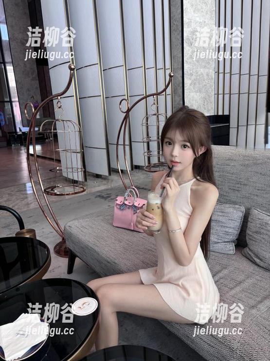 UGirls尤果网 - 最新秘境探访，赵伊彤分享她的秘书写真作品之美，尽在其中！.txt