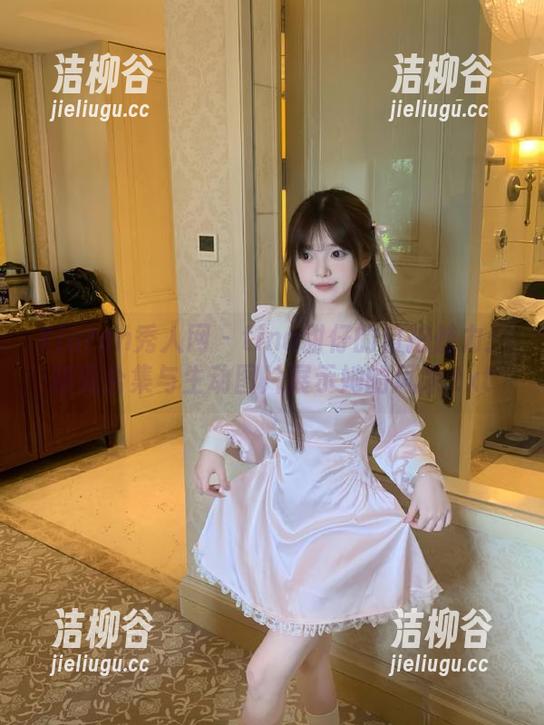 Xiuren秀人网 - tina甜仔的自拍魅力：精美合集与生动图片展示她的风采.txt