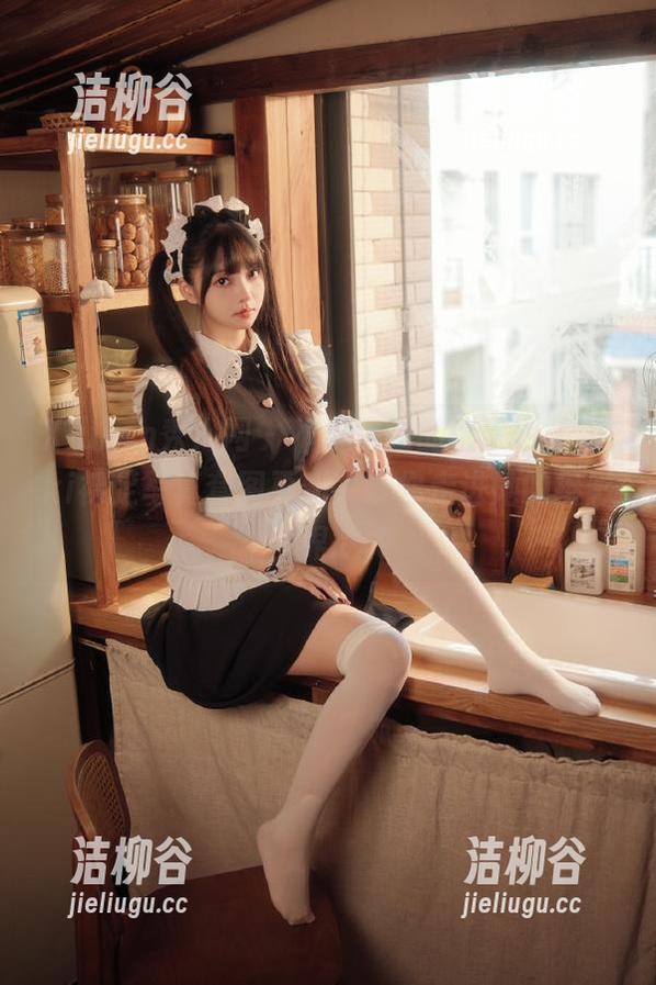 Xiuren秀人网 - 不容错过的优琪琪子yuki裸足写真套图更新，带你走进她的摄影世界.txt