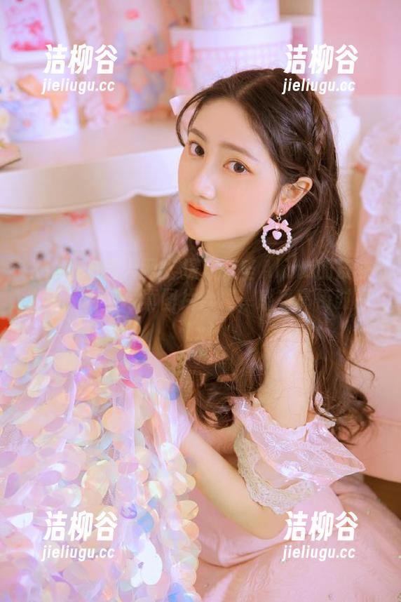 Xiuren秀人网 - 探索双笙Alina的皮衣之美：绝佳写真图片合集，感受高街时尚.txt