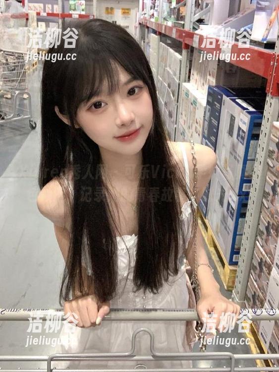Xiuren秀人网 - 可乐Vicky学妹写真图包精选，记录她的青春故事与时光.txt