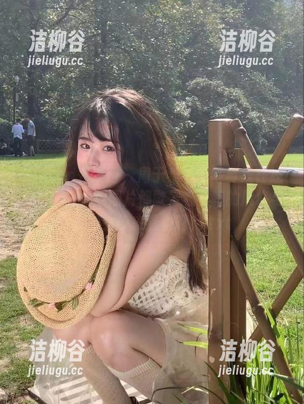 Xiuren秀人网-周于希 Xiuren秀人网 - 周于希毛衣写真集在线发布,每一张图片都散发着独特的风格与魅力,快来看看吧!.txt