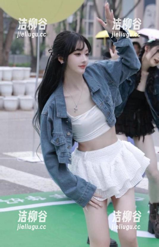 Xiuren秀人网-周慕汐 Xiuren秀人网 - 周慕汐最新写真大放异彩,猩红睡衣与黑丝图片绝妙呈现.txt