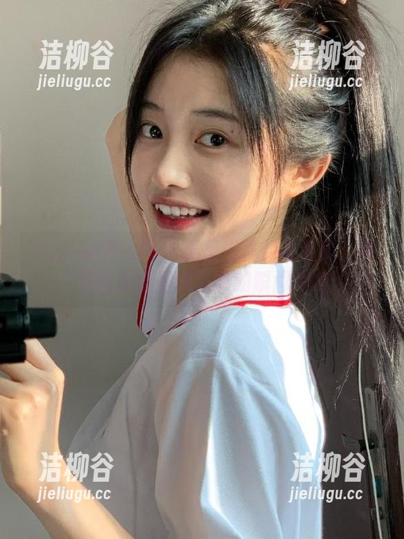 Xiuren秀人网 - 无圣光夏旖诺写真：裤里丝原图呈现季节的瞬间.txt