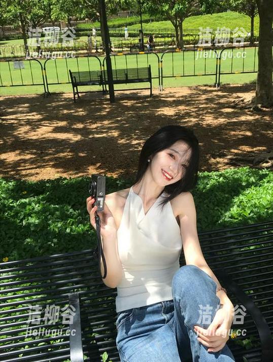 Xiuren秀人网 - 红色OL主题系列写真，小热巴壁纸让职场生活更添色彩.txt