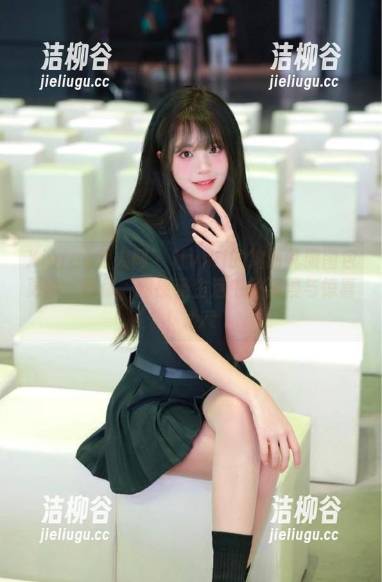 Xiuren秀人网-杜viki Xiuren秀人网 - 杜viki的绚丽礼服图包更新,邀你一同感受生活中的浪漫与惊喜!.txt