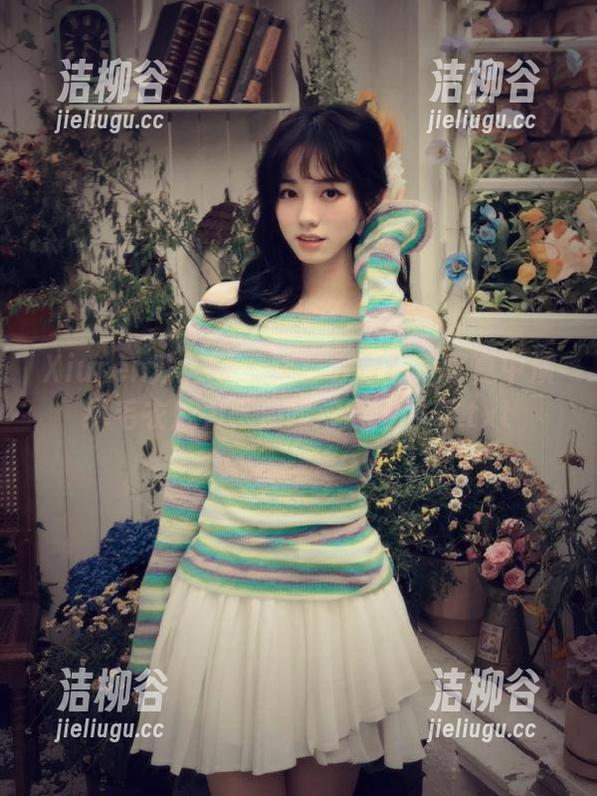 Xiuren秀人网-林杉杉 Xiuren秀人网 - 林杉杉在私房写真中演绎毛衣魅力,温暖与时尚并存.txt