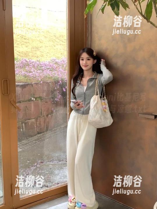 Xiuren秀人网-王馨瑶Yanni Xiuren秀人网 - 王馨瑶Yanni比基尼写真美图,轻松捕捉夏天的阳光与凉意.txt