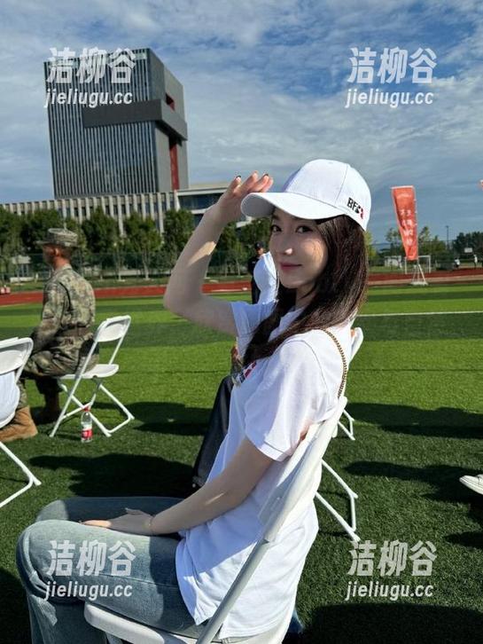 Xiuren秀人网 - 与芝芝booty一同观看她的日常世界，欣赏原图中的真实与自然.txt