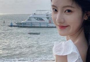 Xiuren秀人网 - 沉浸在陆萱萱cecillia的秘书优雅中：经典写真合集，唤醒你的灵感.txt