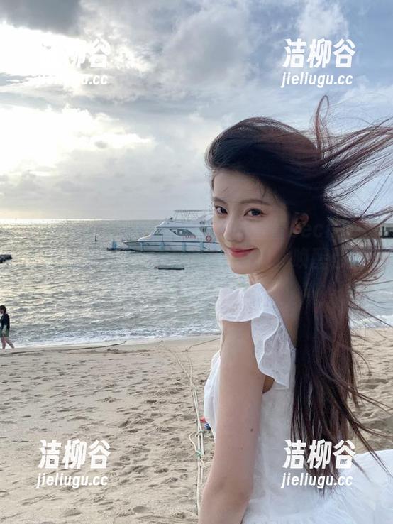 Xiuren秀人网 - 沉浸在陆萱萱cecillia的秘书优雅中：经典写真合集，唤醒你的灵感.txt