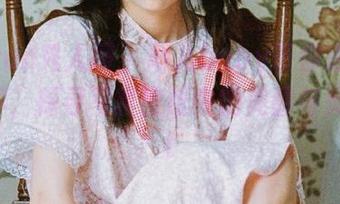 Xiuren秀人网 - 雨儿baby带你走进眼镜世界，探寻写真壁纸中的美丽与灵感.txt