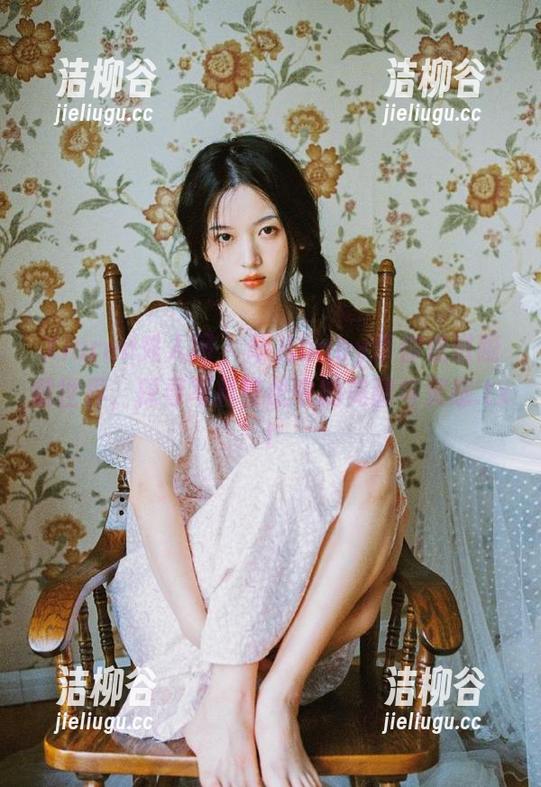 Xiuren秀人网 - 雨儿baby带你走进眼镜世界，探寻写真壁纸中的美丽与灵感.txt