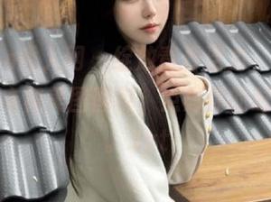 Xiuren秀人网 - 绽放青春活力，“黄歆苑”连衣裙美图图包，点亮你的时尚之路。.txt