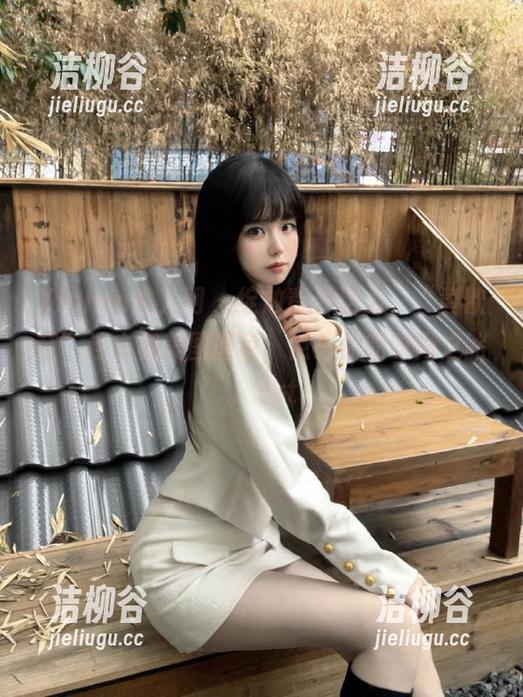 Xiuren秀人网-黄歆苑 Xiuren秀人网 - 绽放青春活力,“黄歆苑”连衣裙美图图包,点亮你的时尚之路。.txt