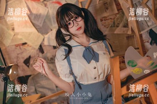 私拍合集赏析：Yiko湿润兔在黑凌波小剧场的艺术之旅.txt